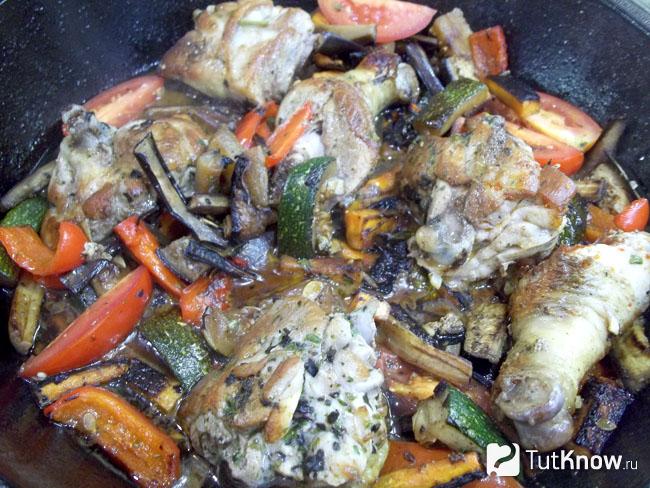 Готовая овощная яхния с курицей