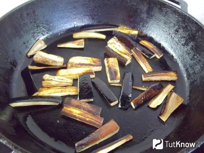 Баклажаны нарезаны и жарятся в сковороде
