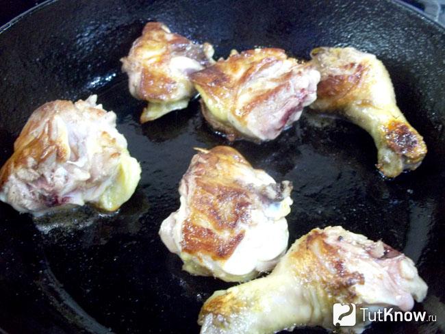 Мясо нарезано кусочками и жарится в сковороде