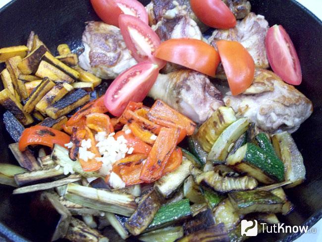 все продукты соединены в сковороде