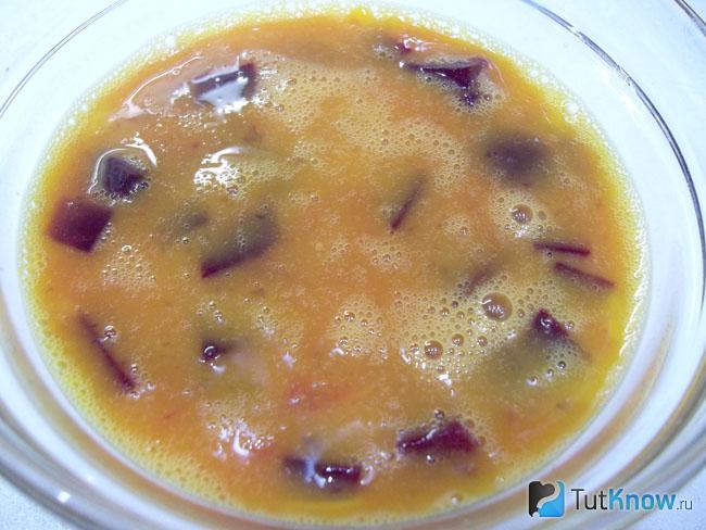 В яичную массу добавлена свекла