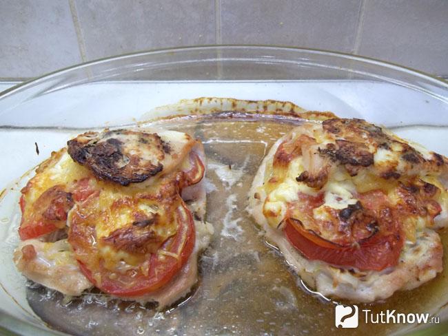Готовые куриные отбивные с помидорами в духовке