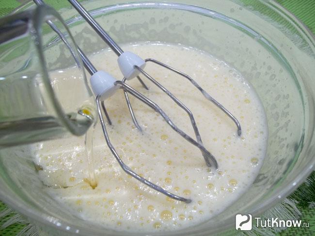 К яйцам добавлено масло и продукты взбиты
