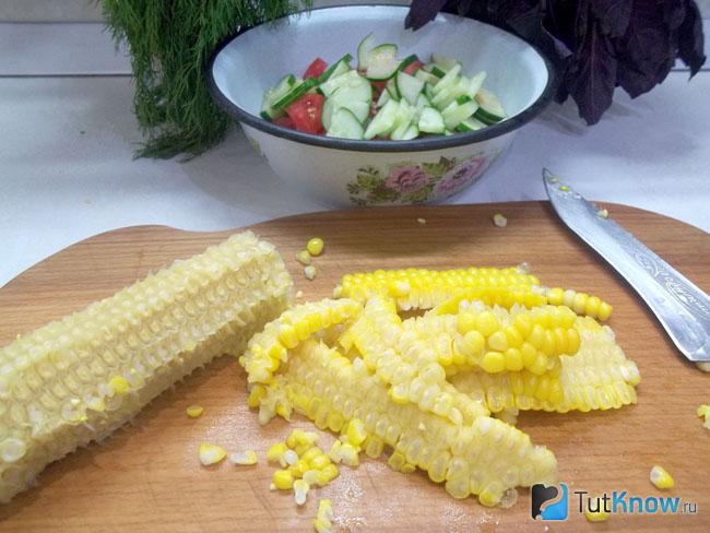 Кукуруза отварена и с початков срезаны зерна