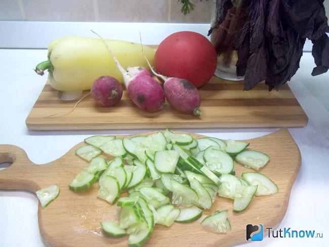 Огурцы нарезаны полукольцами