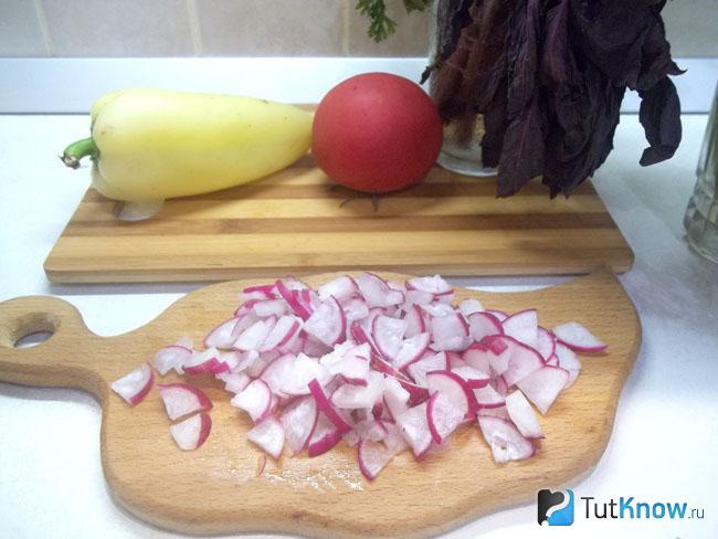 Редис нарезан полукольцами