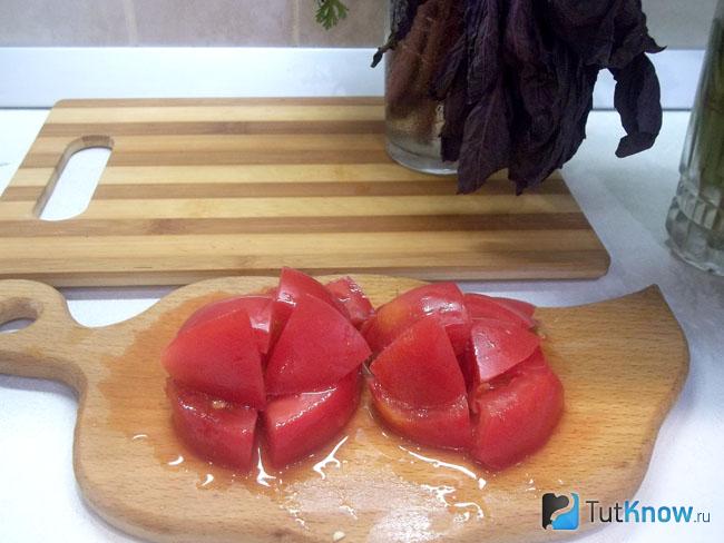 Помидоры нарезаны брусками