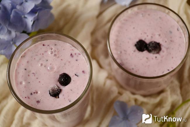 Смородина с кефиром вкус. 1530624507 smuzi iz kefira i chernoy smorodiny. Смородина с кефиром вкус фото. Смородина с кефиром вкус-1530624507 smuzi iz kefira i chernoy smorodiny. картинка Смородина с кефиром вкус. картинка 1530624507 smuzi iz kefira i chernoy smorodiny. Если вы часто болеете простудными заболеваниями и ваш иммунитет требует восстановления, то в летнюю пору старайтесь восполнить витаминный баланс за счёт ягод и фруктов. Особое внимание уделите ягодам с большим содержанием витамина С. Мы сегодня поговорим о чёрной смородине. Эта кисло-сладкая ягода не только вкусная, но и богата витамином С, а также другими полезными компонентами.