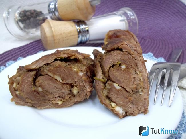 Готовый мясной рулет из телятины со специями