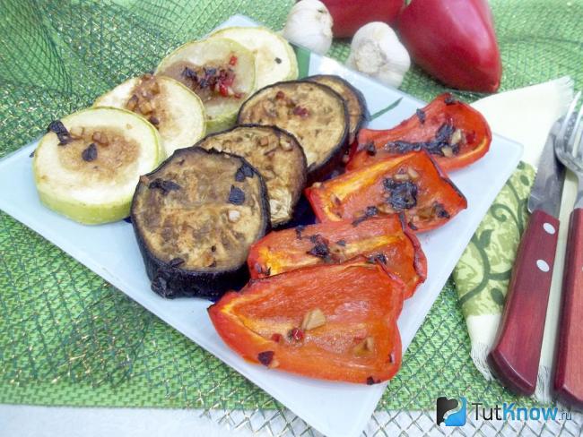 Готовые овощи в духовке: баклажаны, кабачки, болгарский перец