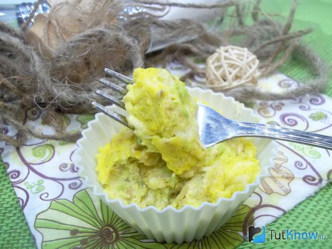 паровой омлет с кабачками. 1531247280 1. паровой омлет с кабачками фото. паровой омлет с кабачками-1531247280 1. картинка паровой омлет с кабачками. картинка 1531247280 1. Мой малыш очень любит омлеты. Один из вариантов приготовления я нашла в детской книге и адаптировала под себя и своего карапуза, используя мультиварку. Омлет с кабачками на пару в мультиварке получается сочным, нежным и красивым. Количество яиц и других ингредиентов можно менять, исходя из ваших с малышом пристрастий к еде. Также, вместо кабачков можно использовать цукини, патиссоны или тыкву.