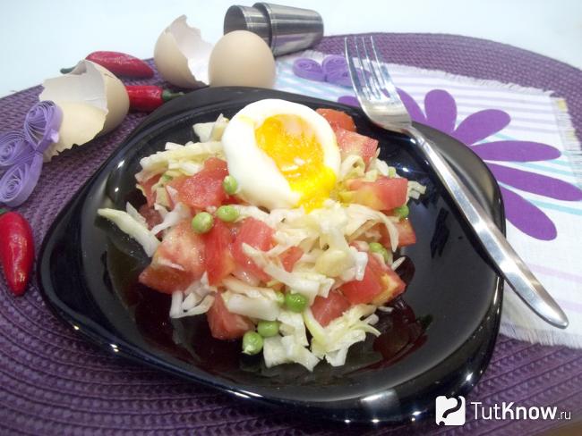 Готовый овощной салат с зеленым горошком и яйцом-пашот
