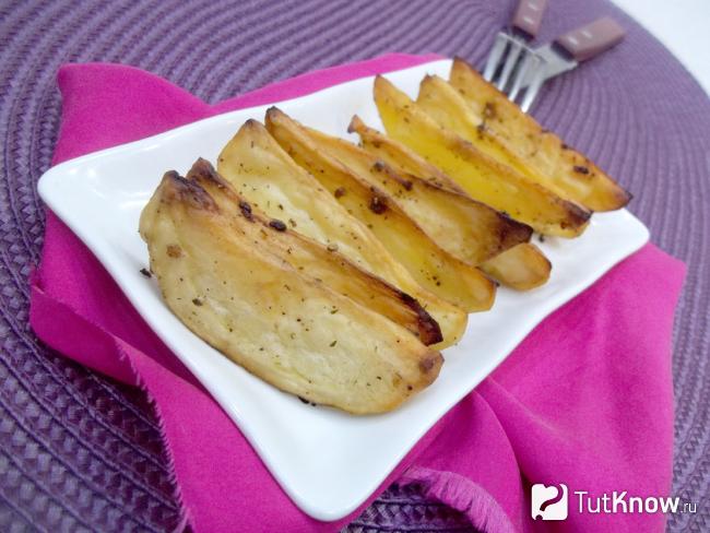 Готовая хрустящая картошка дольками в духовке