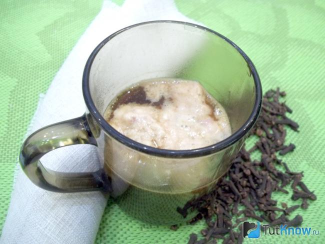 Готовый кофе с мороженым и гвоздикой