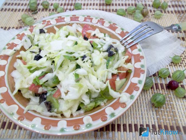 Готовый салат овощной с крыжовником