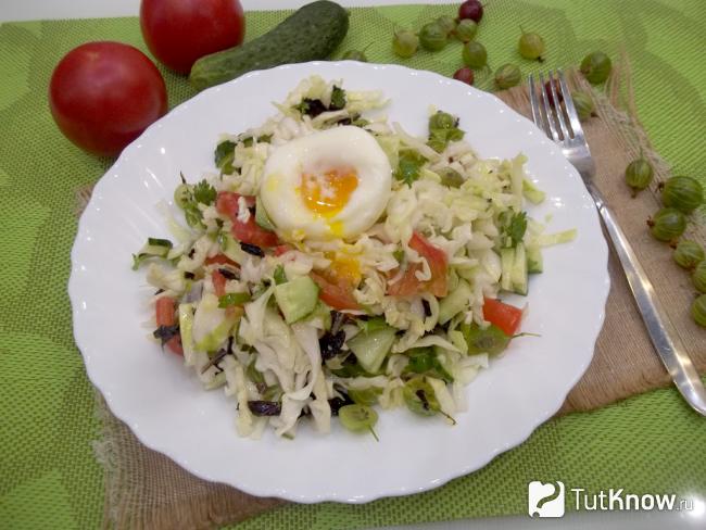 Готовый салат с помидорами, крыжовником и яйцом-пашот