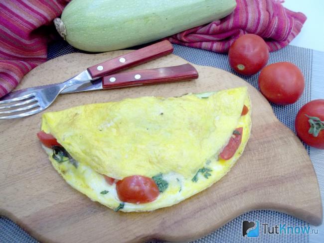 Готовая фриттата с кабачками, помидорами, сыром и зеленью