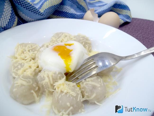 Пельмени с сыром и яйцом
