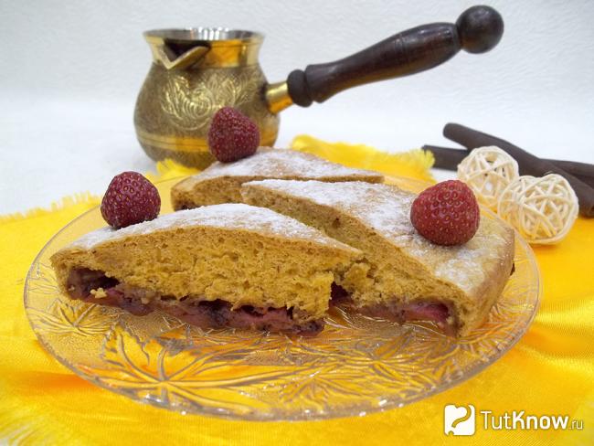 Готовая шарлотка с клубникой