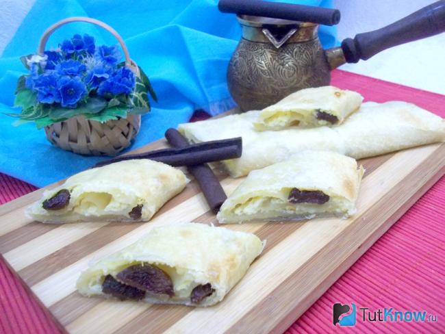 Готовый рулет с начинкой из творога