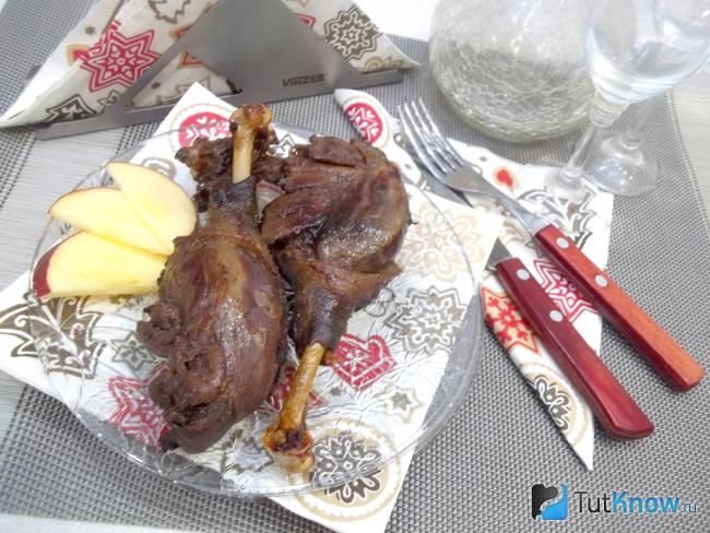 Готовая запеченная утка кусочками под соусом