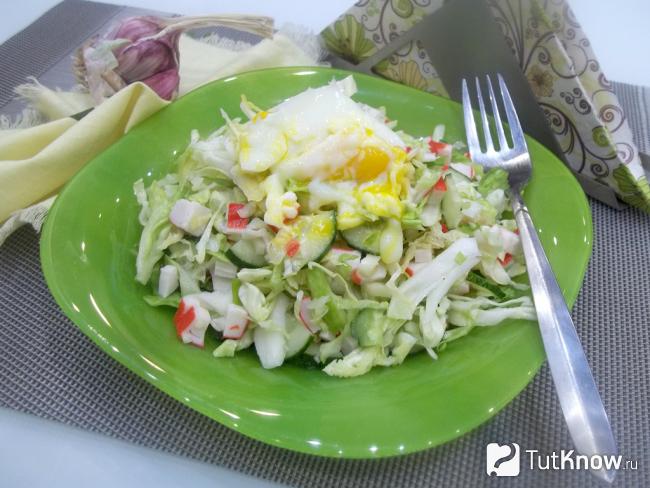 Готовый салат с капустой, крабовыми палочками и яйцом-пашот