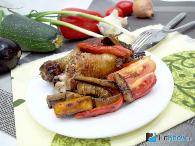 Готовая овощная яхния с курицей