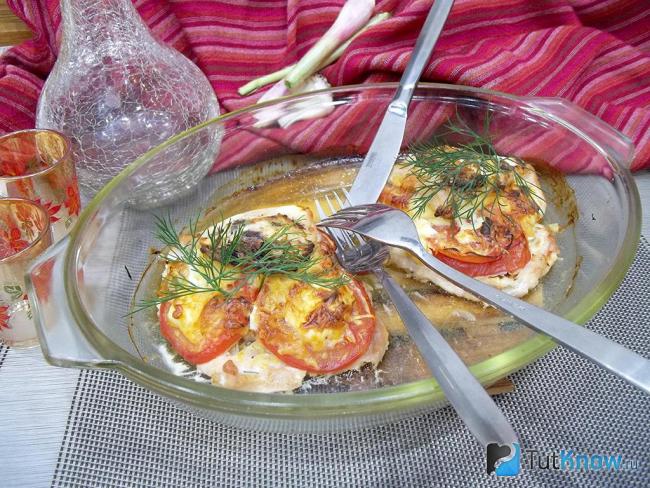 Готовые куриные отбивные с помидорами в духовке