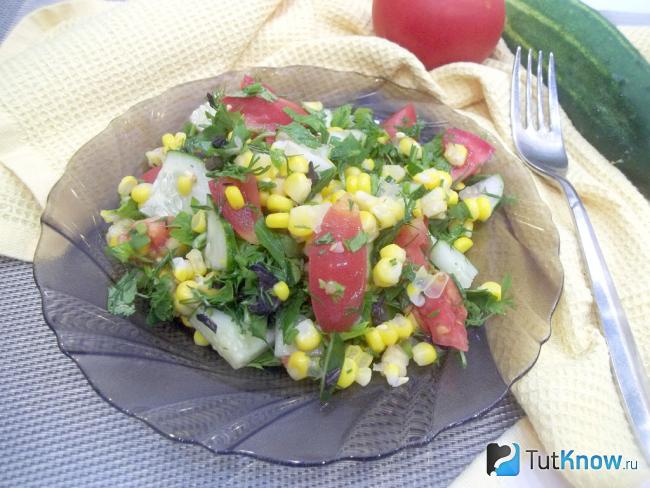 Готовый салат с кукурузой и помидорами