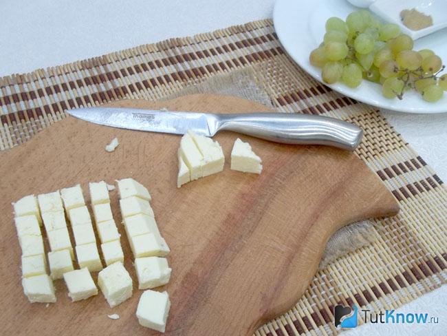 Сыр нарезан кубиками