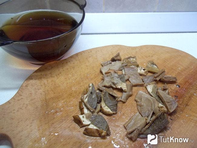 Замоченные  сушеные грибы нарезаны