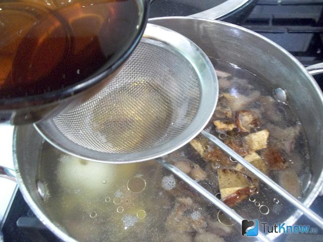 В кастрюлю налит грибной рассол от сушеных грибов