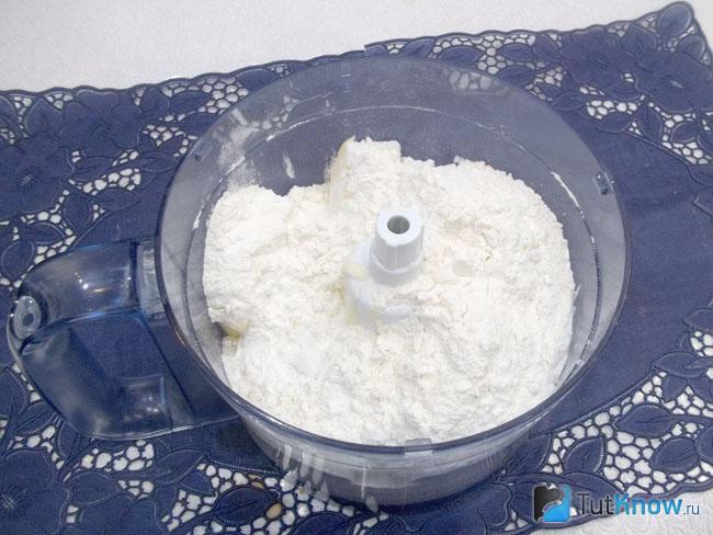 К маслу добавлена мука