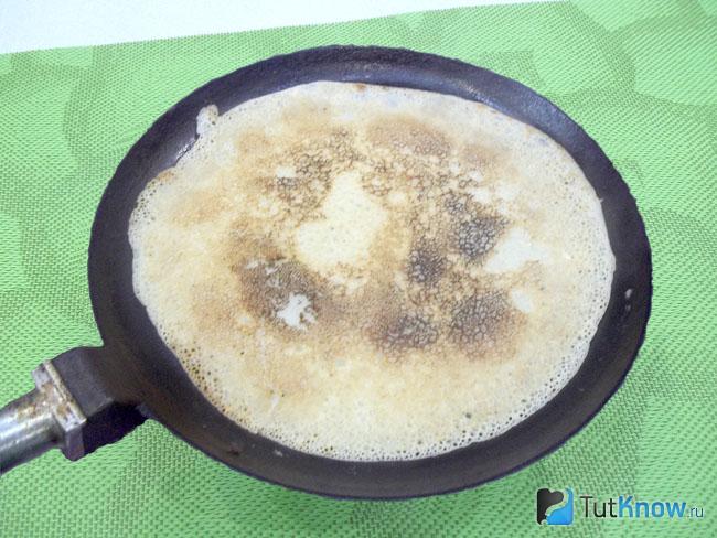 Блины на воде с яйцами пекутся на сковороде
