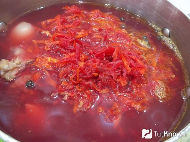 В бульон добавлен картофель, свекла и морковь