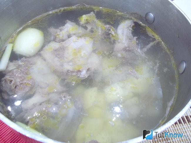 Утка нарезана кусочками и отварена