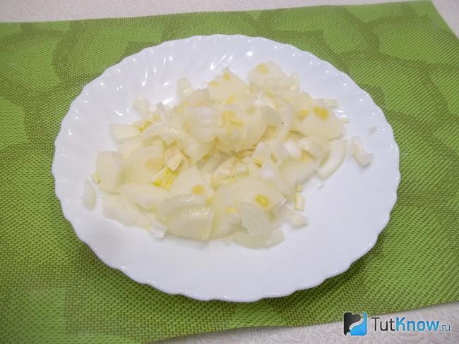 Репчатый лук нашинкован