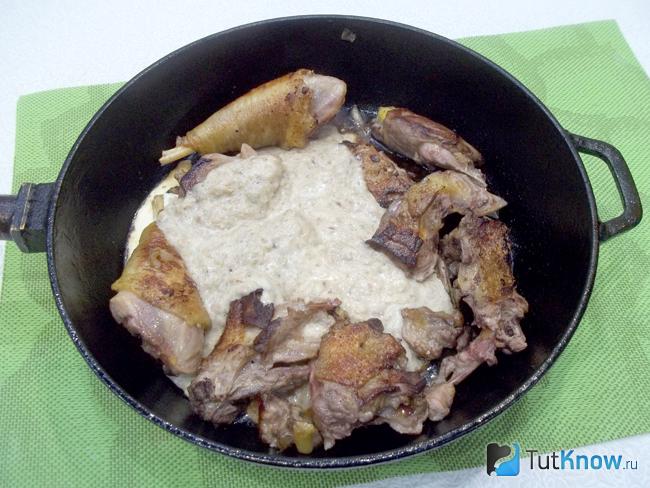 Курица залита сметанным соусом