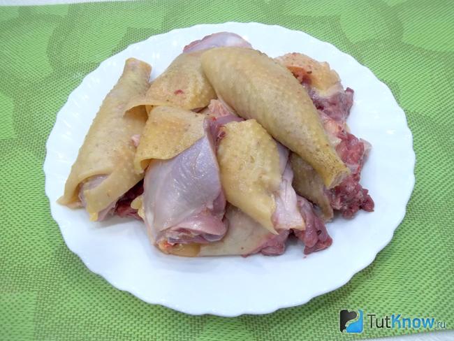 Курица нарезана кусочками