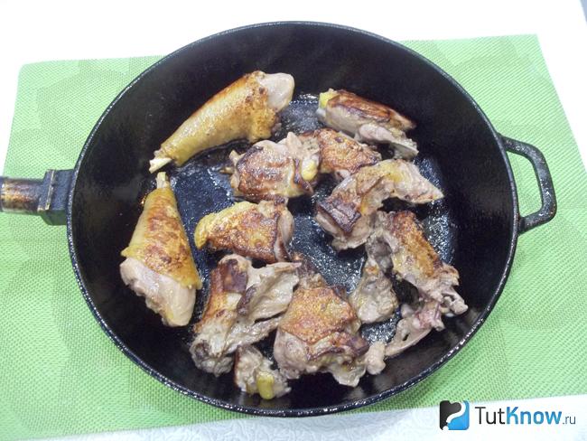 Курица обжарена в сковороде