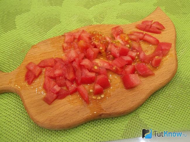 Помидоры нарезаны мелкими кубиками