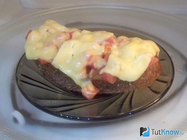 Готовые горячие бутерброды с помидором и сыром