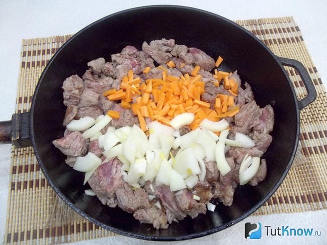 К мясу добавлены овощи