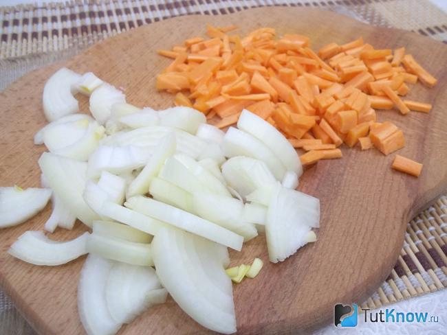 Репчатый лук и морковь нарезаны соломкой