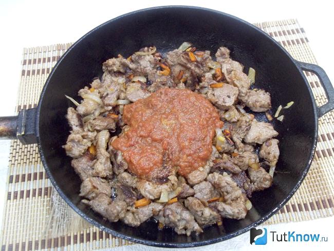 К мясу добавлен томат