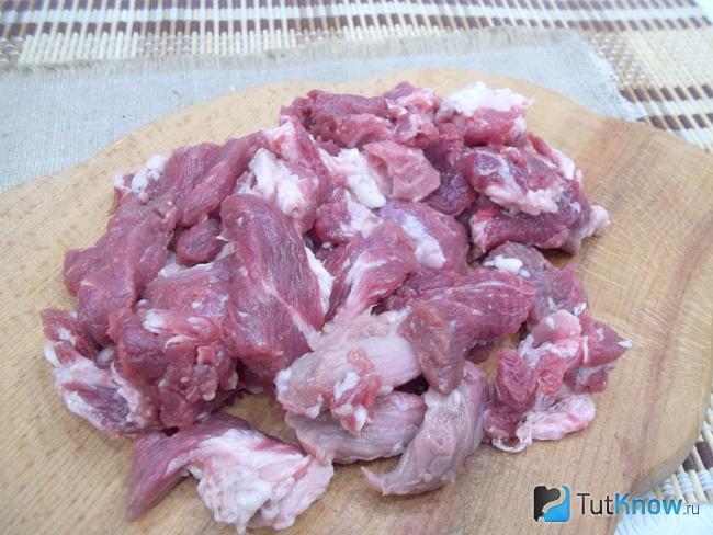 Мясо нарезано кусочками