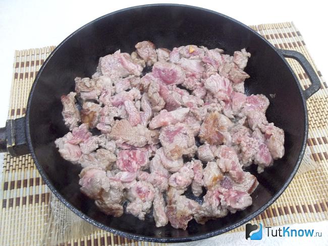 Мясо жарится в сковороде