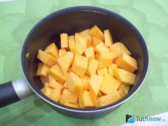 Тыква нарезана кусочками и сложена в кастрюлю