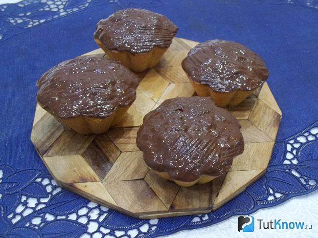 Готовые тыквенные кексы с шоколадной глазурью