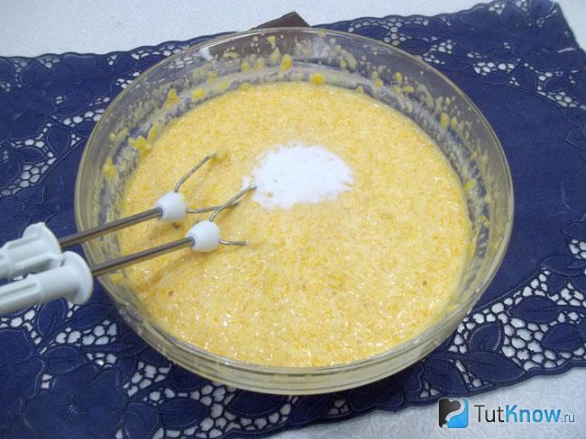 В яичную массу добавлена тыквенная масса